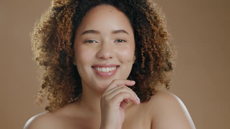 Hautpflege,-Geheimnis-Und-Gesicht-Einer-Frau-In-Einem-Studio