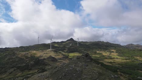 vista aérea del parque eólico, caramulo en portugal