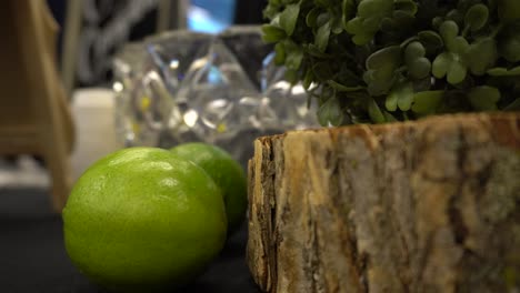 los limones están esperando en la mesa