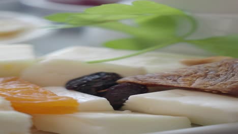 치즈와 건조 과일 접시