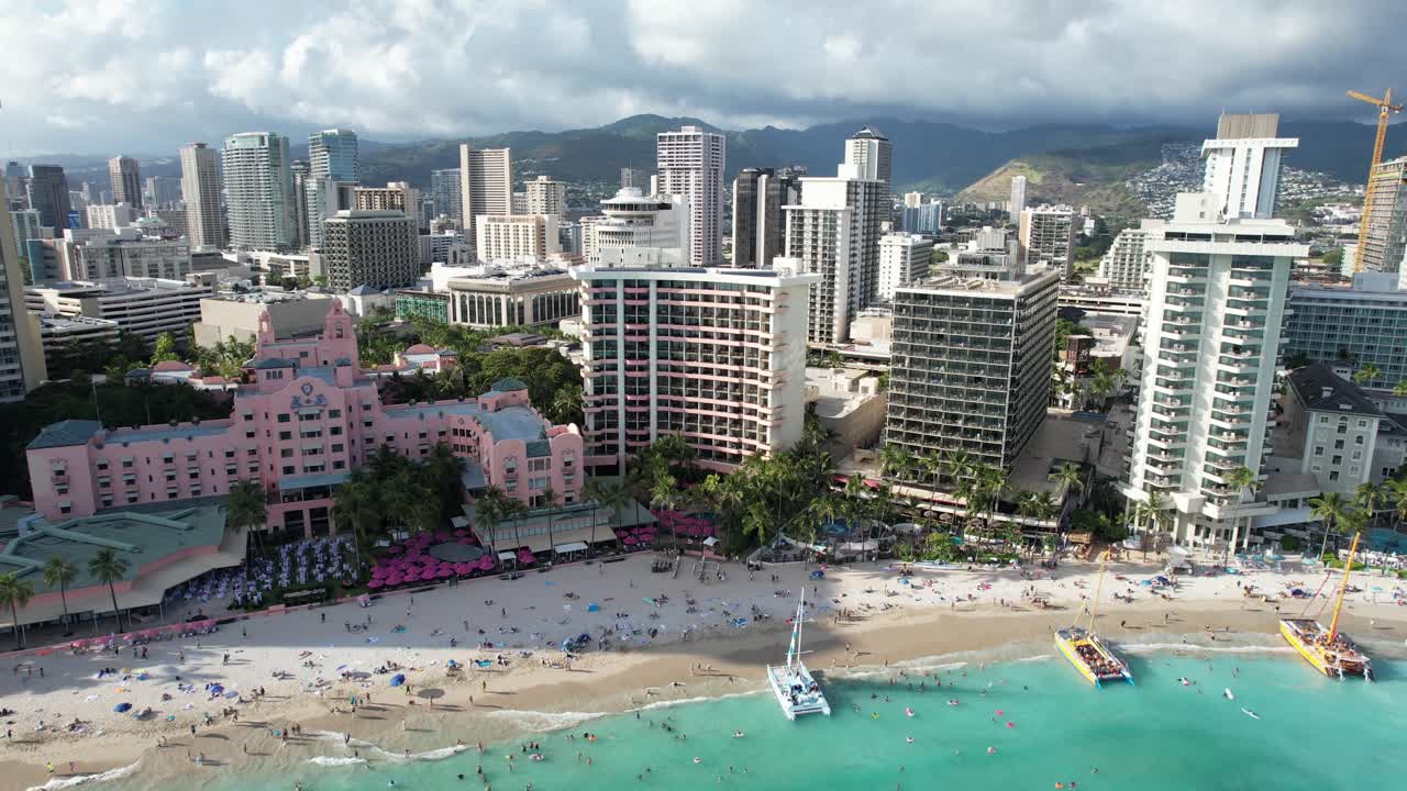 넓은 공중 4k 드론 샷은 럭셔리한 열대 해변가 호텔과 가족들이 가까이 다가가기 전에 휴가를 즐기는 모습을 보여줍니다.