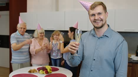 Hombre-De-Cumpleaños-Sosteniendo-Una-Copa-De-Champán-Mirando-A-La-Cámara.-Padre-Celebrando-La-Fiesta-De-Aniversario