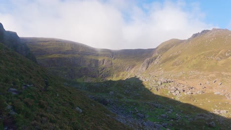 Wilde-Berglandschaft-Comeragh-Mountains-Waterford-Irland-Im-Winter