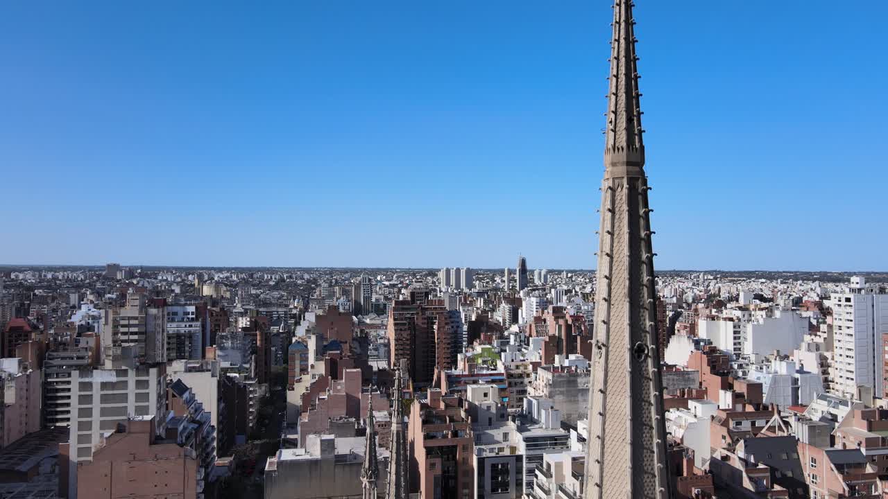 코르도바 시내 도시 경관, 고딕 양식의 첨탑 아래 공중 받침대에는 역사적인 로마 가톨릭 카푸치노 교회, 예수 건물 외관의 신성한 심장이 드러납니다.
