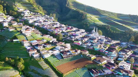 Tiro-De-Drone-En-órbita-De-Un-Hermoso-Pueblo-En-La-Ladera-De-La-Montaña