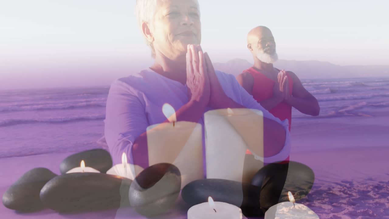 анимация пожилой чернокожей пары, практикующей йогу на пляже над свечами