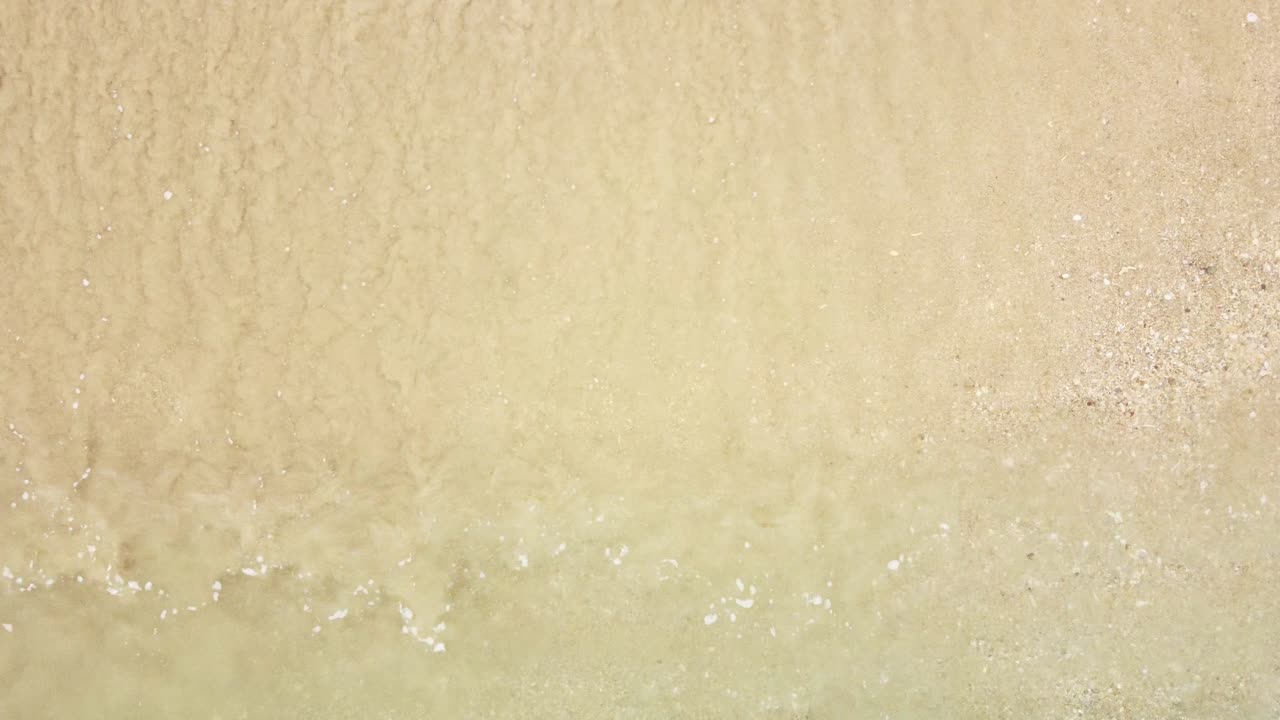 청록색 바다 물과 아름다운 하얀 모래 해변의 상위 뷰