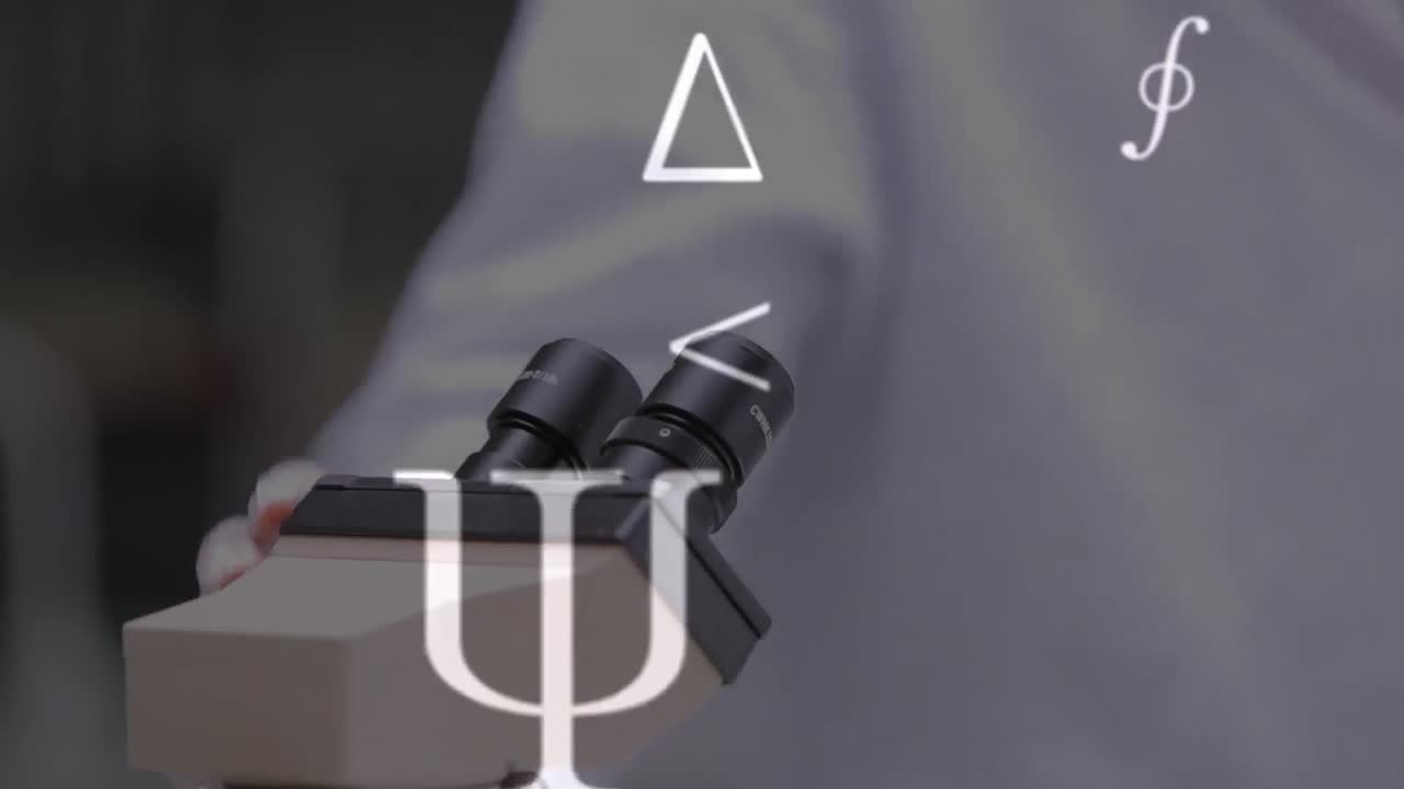 수학적 기호를 실험실에서 현미경을 사용하여 남성과 여성 의료 인력에 대항합니다.