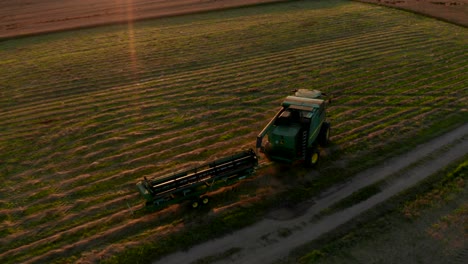 la máquina agrícola comienza a conducir, mientras remolca el equipo, hace un círculo y se aleja