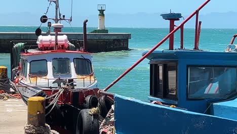 barco de pesca en el amarre en el puerto-1
