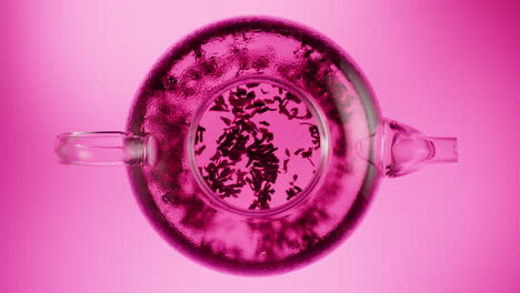tetera de vidrio con hojas de té
