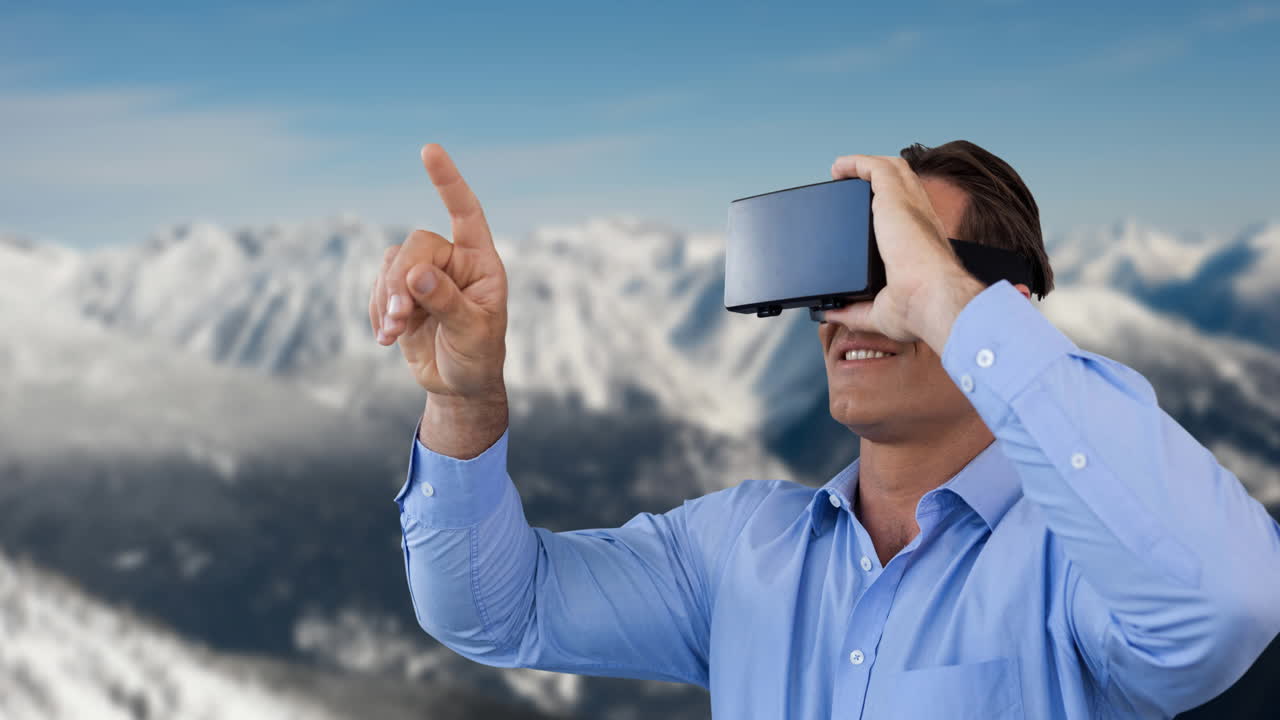 Strisce blu sopra un uomo che usa un visore VR contro paesaggio invernale con catene montuose innevate