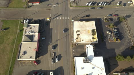 Tráfico-En-Movimiento-En-Una-Ciudad-Pequeña-Con-Intersección-De-Cuatro-Vías-En-Verano