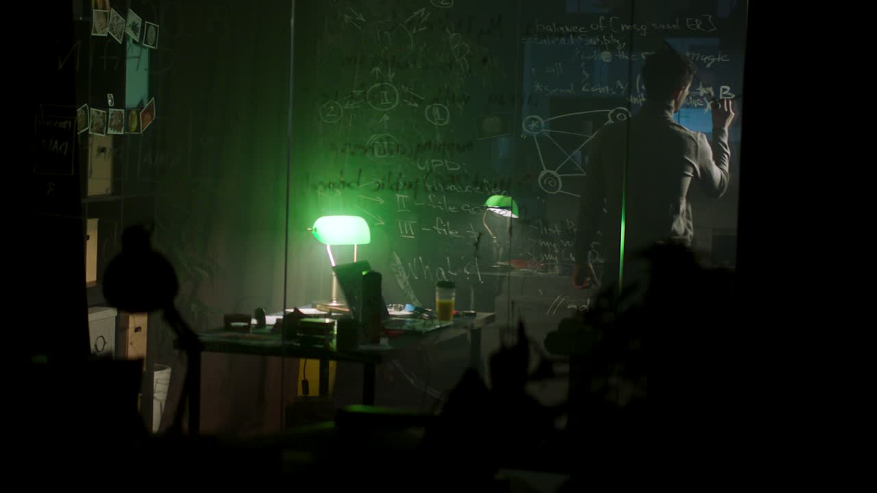 어두운 방에서 보드에서 일하는 사람