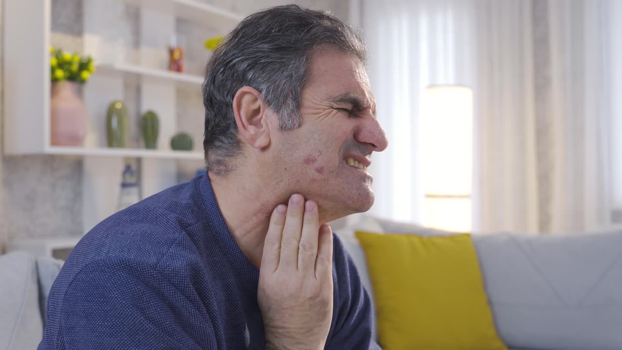 el enfermo con dolor de garganta toca la garganta con las manos y siente dolor.