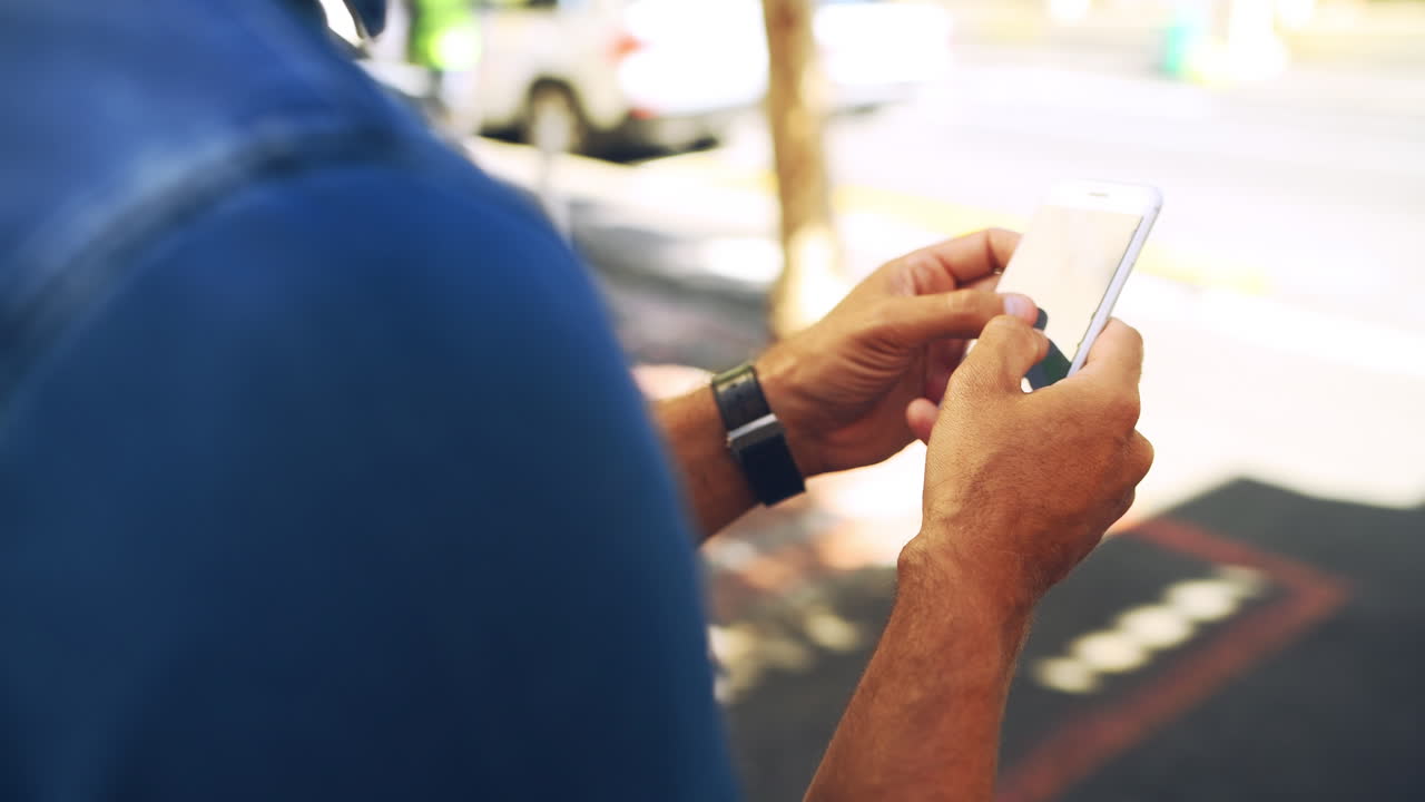 모든 사무실 업데이트는 그의 휴대폰으로 바로 보내집니다.
