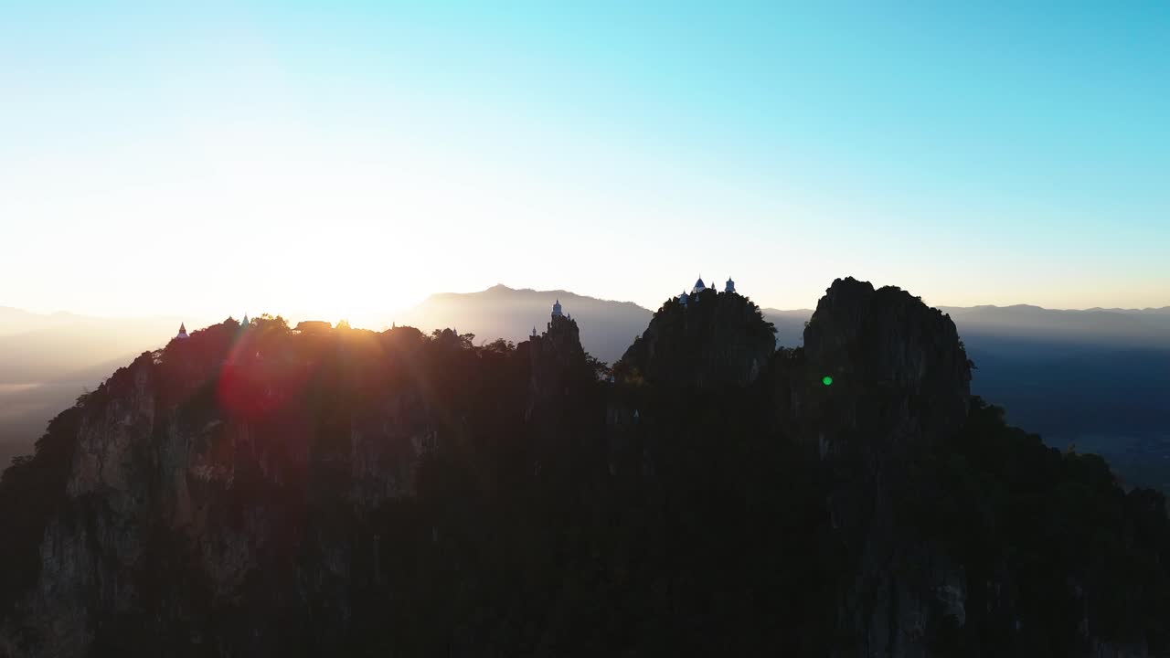Volo laterale, vista del Wat Phra Phutthabat Sutthawat nel nord della Thailandia al tramonto.