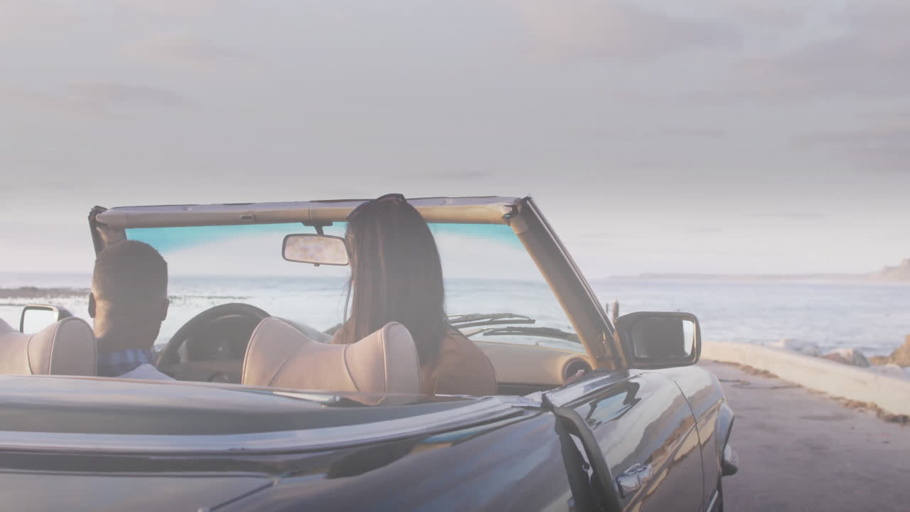 바가에서 차를 운전하는 두 인종 부부 위의 밝은 그림자의 애니메이션