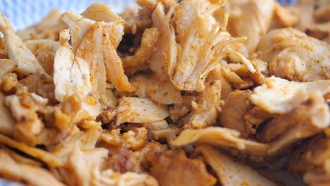 plato de pollo triturado