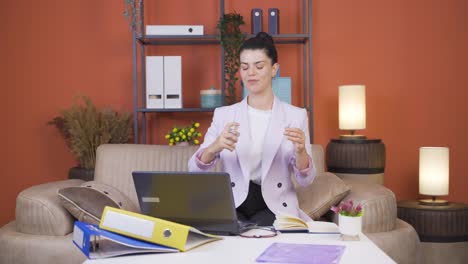 El-Trabajador-De-Oficina-En-Casa-Rocía-Perfume-A-Una-Mujer-Joven.