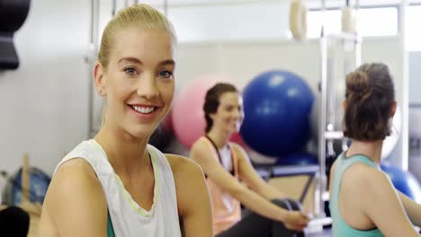 Hermosa-Mujer-Sentada-En-El-Gimnasio