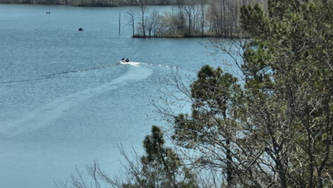 Landschaft-Mit-See-Und-Wald,-Glen-Springs-Lake,-Tennessee,-USA---Drohnenaufnahme