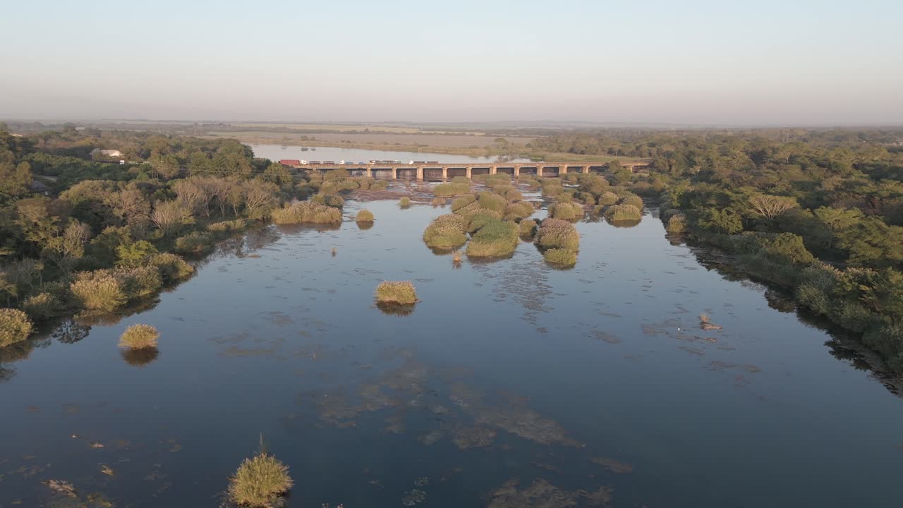 viejo puente con camiones haciendo cola sobre el río komati estacional en sudáfrica, fotografía aérea temprano en la mañana