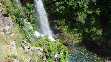 valbondione, bérgamo, italia. la cascada a lo largo del río sero