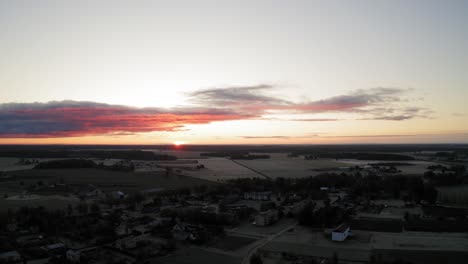 Wunderschöne-Aufnahmen-Eines-Sonnenuntergangs-über-Einem-Kleinen-Dorf-In-Lettland---Luftaufnahme