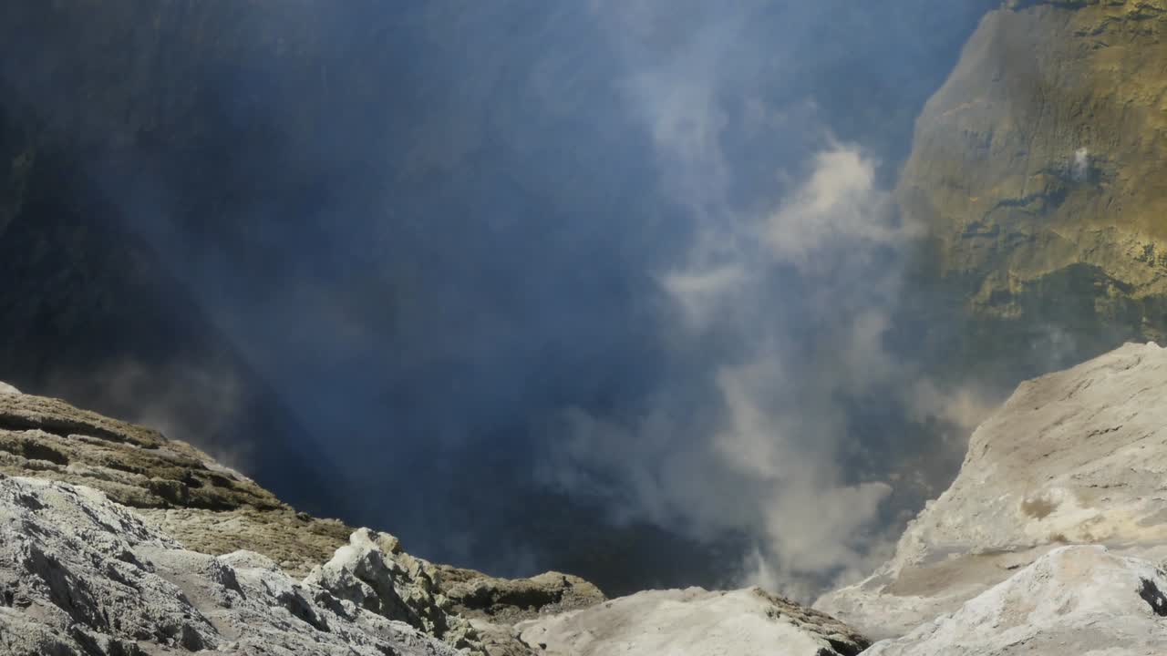 el humo se elevó desde el cráter bromo, el volcán activo humeante, parque nacional tengger semeru en el este de java, indonesia