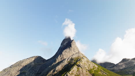 el tuft de nubes se reúne en el pico expuesto de la montaña nacional de stetind en noruega en otoño