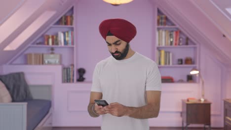 hombre indio sikh enojado enviando un mensaje a alguien.