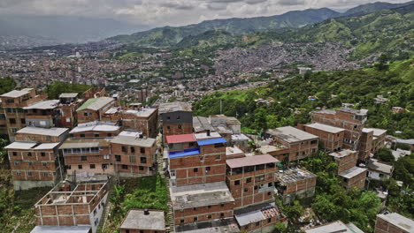 Medellin-Kolumbien-Luftbild-V26-Im-Tiefflug-Um-La-Quiebra,-Mirador-El-Cristo,-Santa-Margarita-Und-El-Moro,-Aufnahme-Von-Panoramaansichten-Von-Wohngebieten-In-Hanglage-Auf-Die-Stadt-–-Aufgenommen-Mit-Mavic-3-Cine-–-November-2022