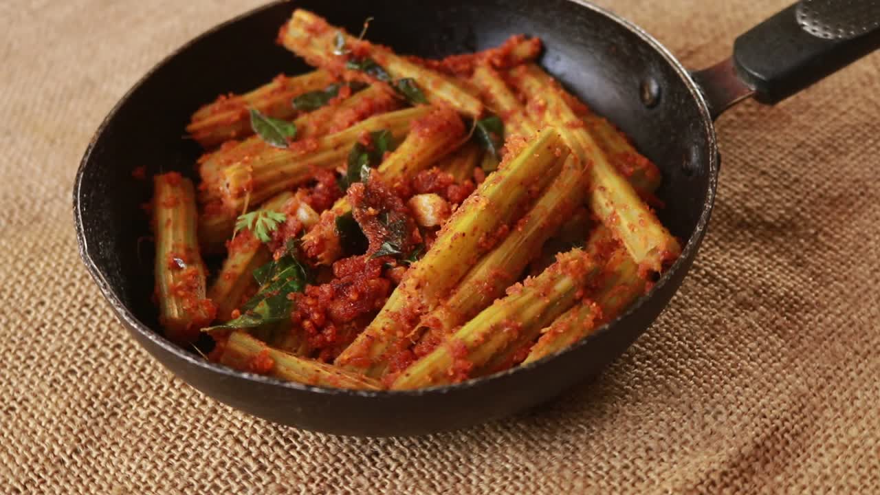 curry de plato vegano saludable rotativo: fritos de moringa y asado de curry de flores