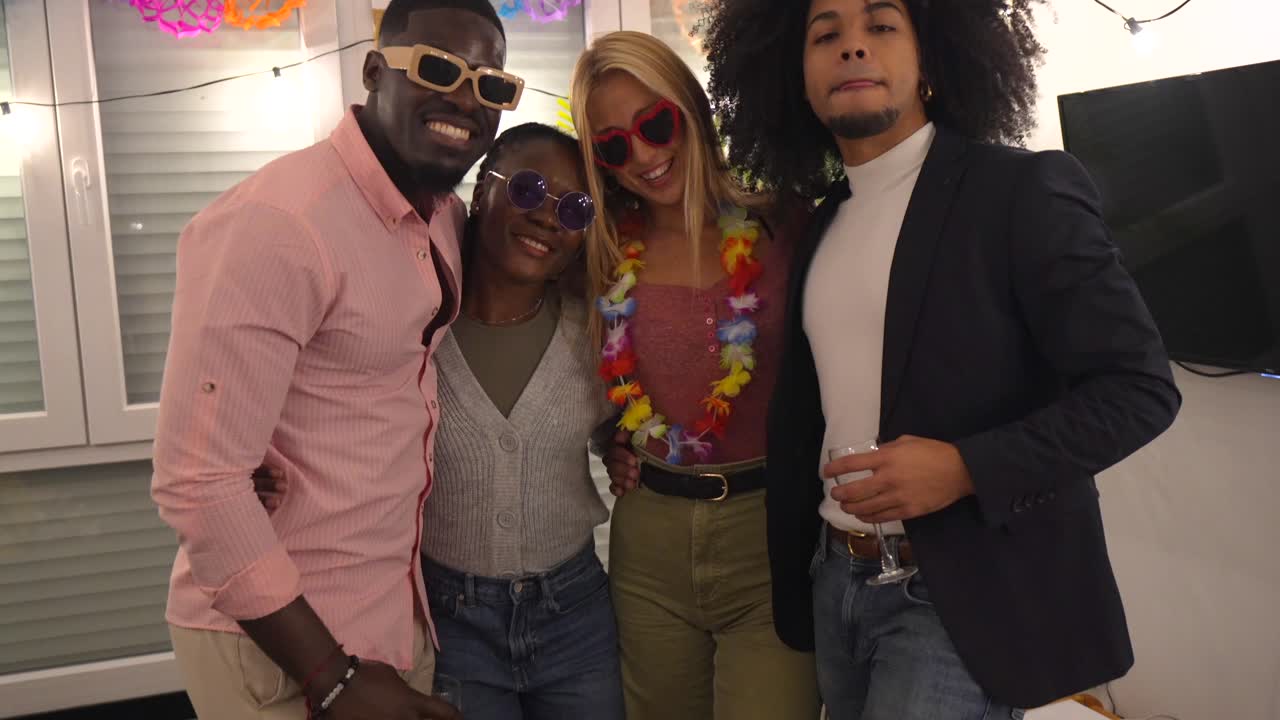 grupo de amigos celebrando en una fiesta