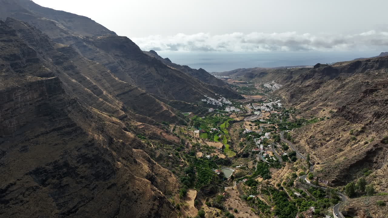 explorando agaete desde el cielo: montañas y el hermoso valle