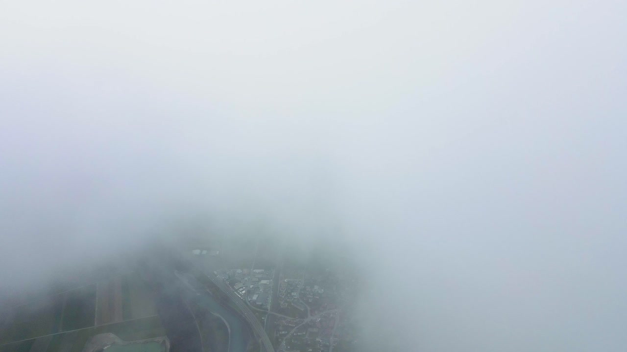 無人機在瑞士庫爾附近的萊茵河谷上空高飛，俯瞰山峰，雲朵在山谷中飄動
