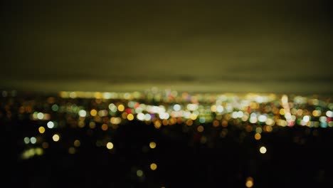 una toma fuera de foco del horizonte de los ángeles como se ve por la noche.