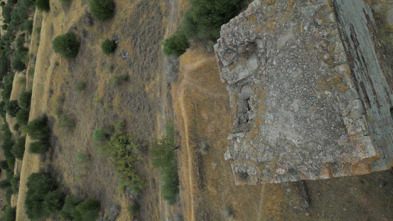 video vertical del castillo histórico, retroceso aéreo sobre la torre restante del castillo mourao