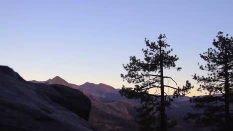 Reveal-shot-of-Sierra-Nevada-mountains-in-Yosemite