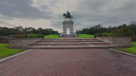 Caminando-Hacia-La-Estatua-De-Sam-Houston-En-Una-Mañana-Nublada