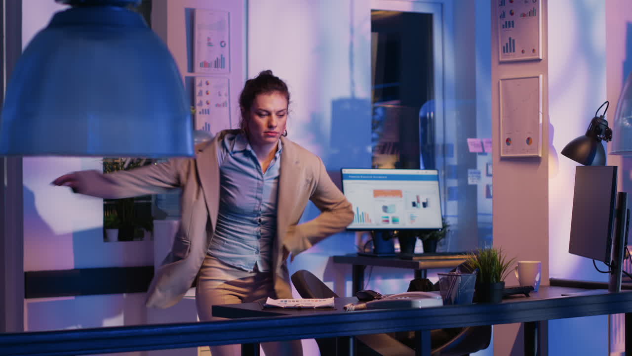 사무실에서 늦게 일하는 여성