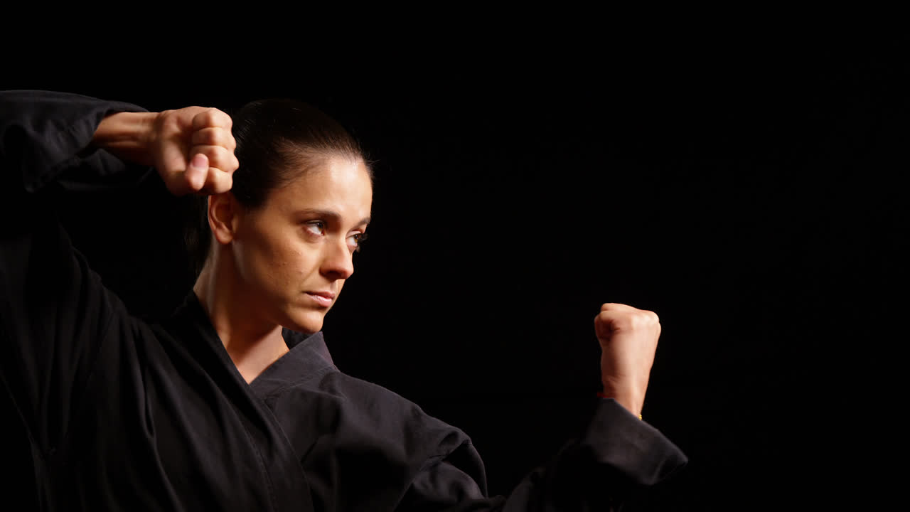 카라테 자세 를 수행 하는 카라테 선수