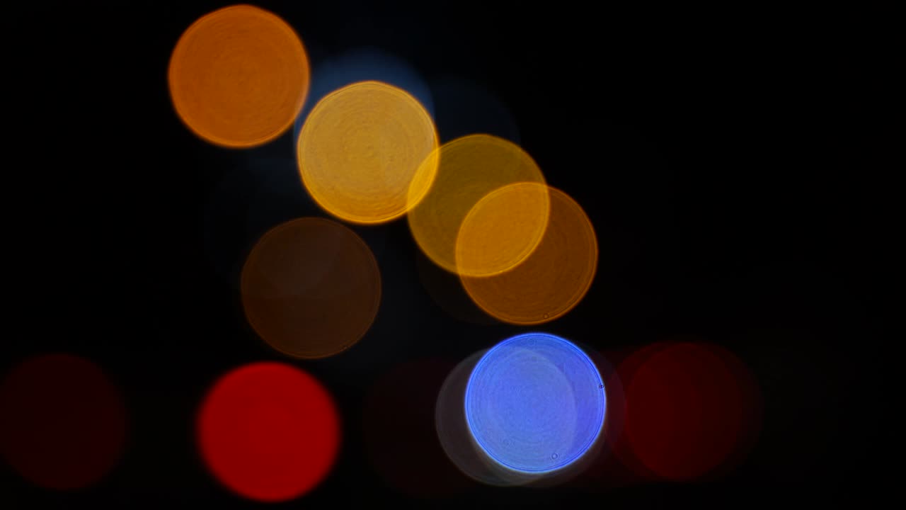 el tráfico de bokeh borroso en la carretera por la noche en una gran ciudad.