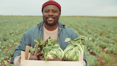 Retrato-De-Granjero-Afroamericano-Con-Cosecha-Vegetal