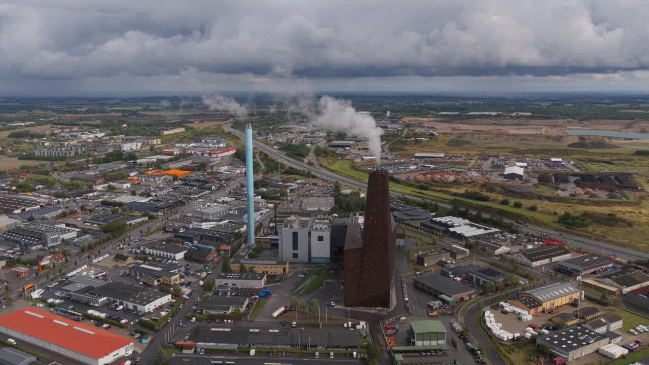 Elproduktionsanlæg med skorsten, optaget af drone