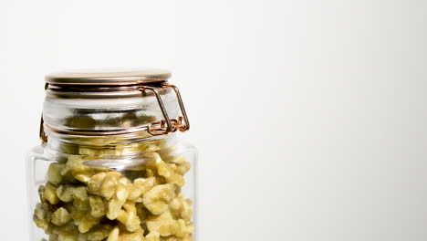 nueces en un frasco. nueces en un tarro
