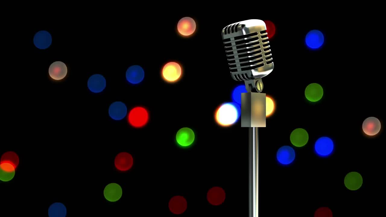 micrófono metálico retro contra manchas rojas de luz contra un fondo negro