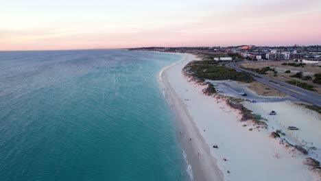 una foto aérea de la playa de port al atardecer en perth, australia occidental
