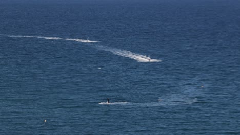 Toma-En-Mano-De-Motos-Acuáticas-Reuniéndose-Y-Reagrupándose-Frente-A-La-Costa-De-Newquay.